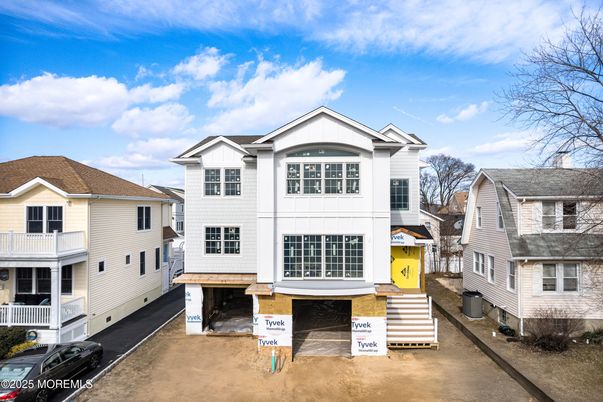 Exterior, Facade, Rowhouse