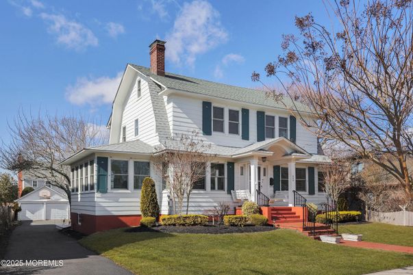 Exterior, Facade, Queen Anne Victorian