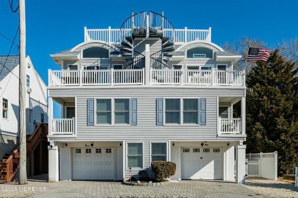 Attached, Exterior, Facade, Queen Anne Victorian