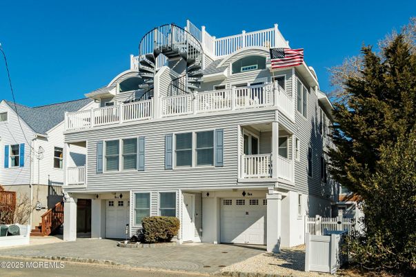 Attached, Exterior, Facade, Queen Anne Victorian