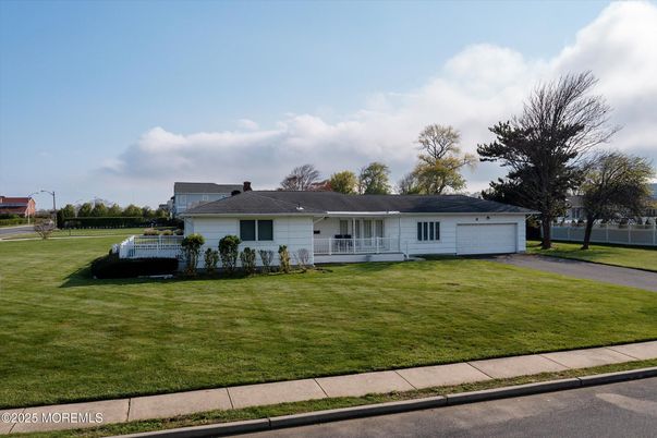 Attached, Exterior, Facade, Ranch