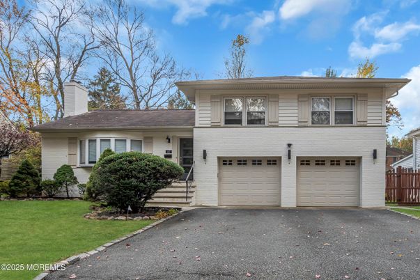 Attached, Exterior, Facade, Split Level