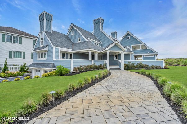 Attached, Exterior, Facade, Queen Anne Victorian