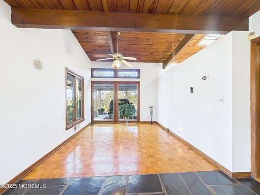 Empty room, Interior, Wooden Beams, Wooden Ceilings