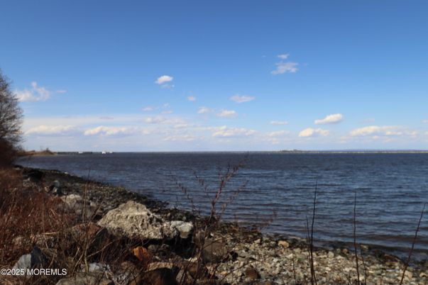 Exterior, Lake