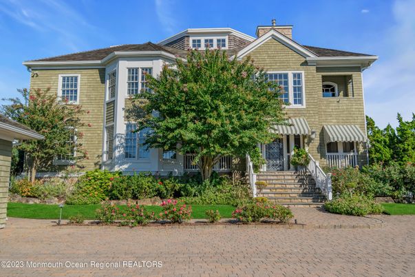 Exterior, Facade, Queen Anne Victorian