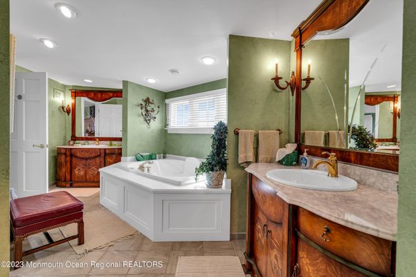 Bathroom, Dual Sink Vanities, Interior, Recessed Lighting