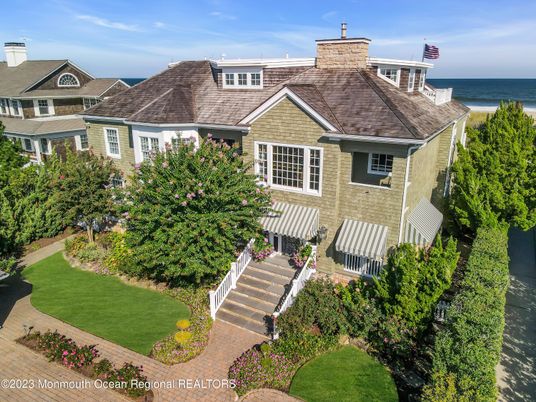 Exterior, Facade, Water, Queen Anne Victorian