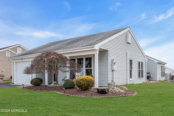 Attached, Exterior, Facade, Cape Cod