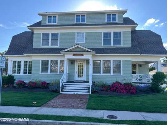 Exterior, Facade, American Foursquare