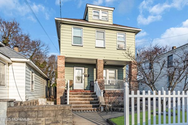 Exterior, Facade, American Foursquare