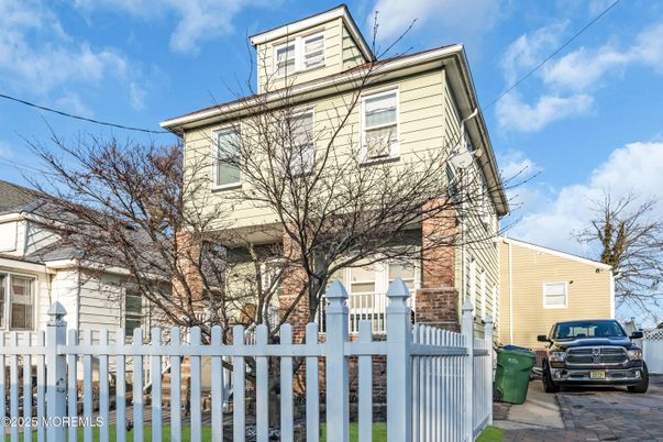Exterior, Facade, American Foursquare