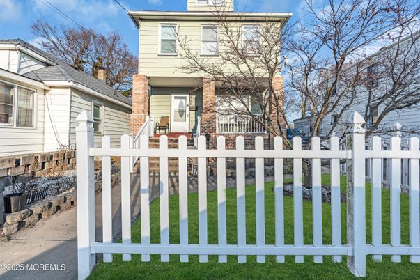 Exterior, Facade, American Foursquare