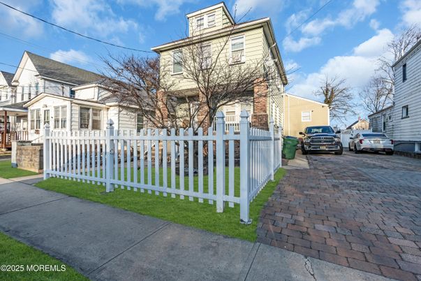 Exterior, Facade, American Foursquare