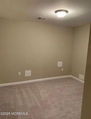Empty room, Interior