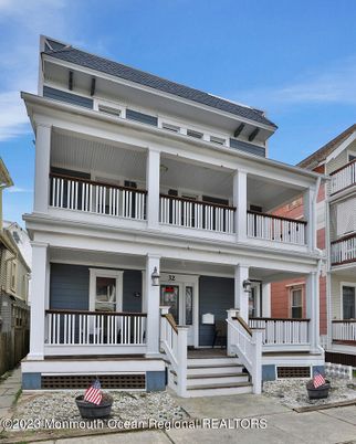 Exterior, Facade, American Foursquare