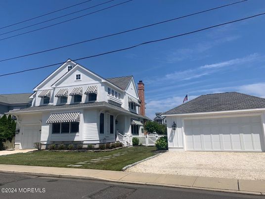Attached, Exterior, Facade, Queen Anne Victorian
