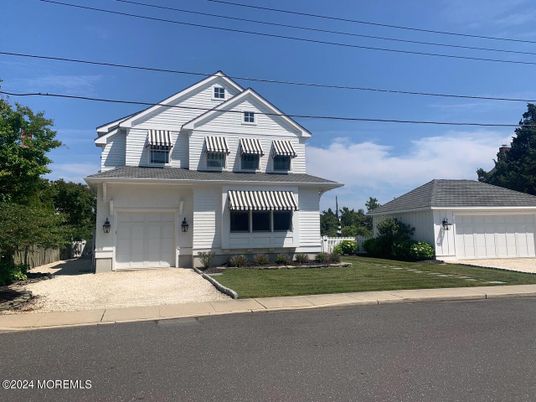 Attached, Exterior, Facade, Farmhouse