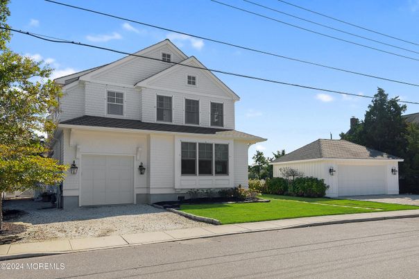 Attached, Exterior, Facade, Farmhouse
