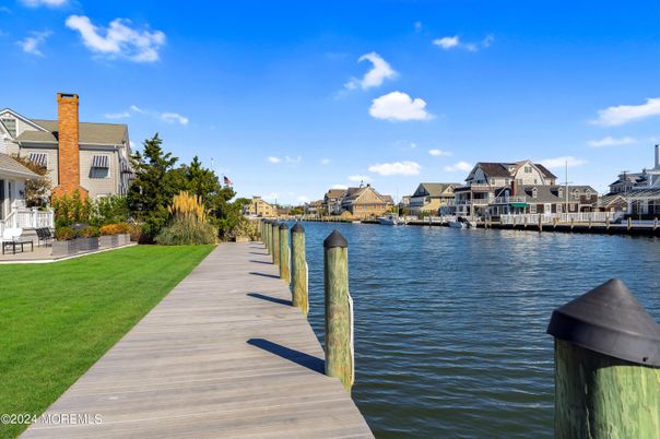 Exterior, Lake