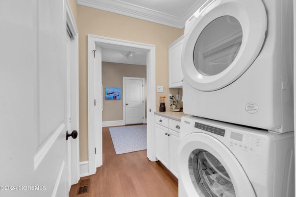 Interior, Utility Closets, Washer, Wood Texture Flooring