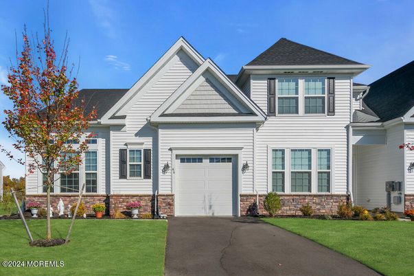Attached, Exterior, Facade, Farmhouse