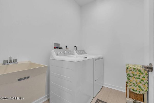Interior, Washer, Wood Texture Flooring