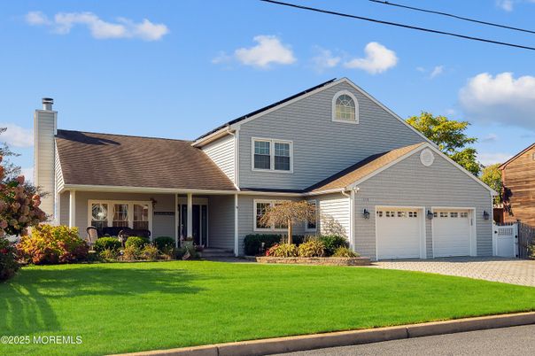 Attached, Exterior, Facade, Ranch