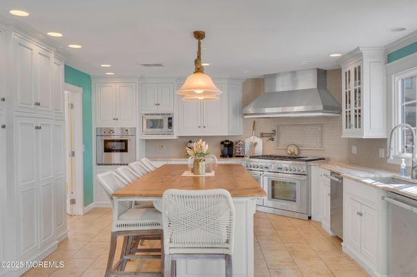 Dining room, Interior, Kitchen, Pendant Lights, Recessed Lighting, Stainless Steel Appliances