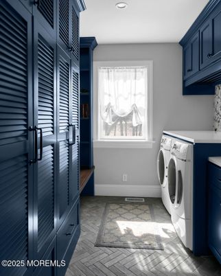 Interior, Recessed Lighting, Washer, Wood Texture Flooring