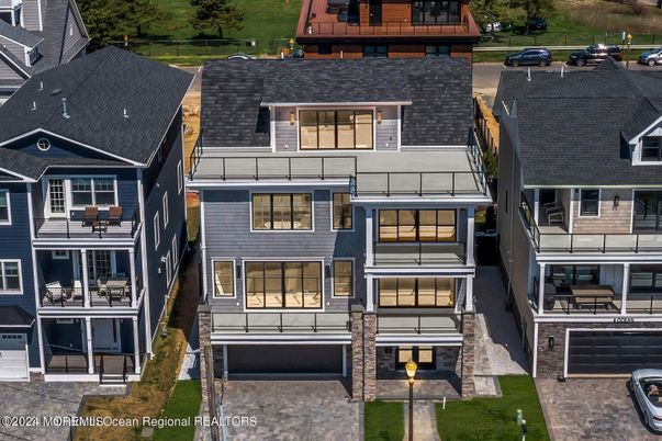Exterior, Facade, Rowhouse