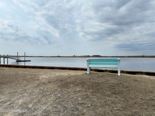 Exterior, Lake
