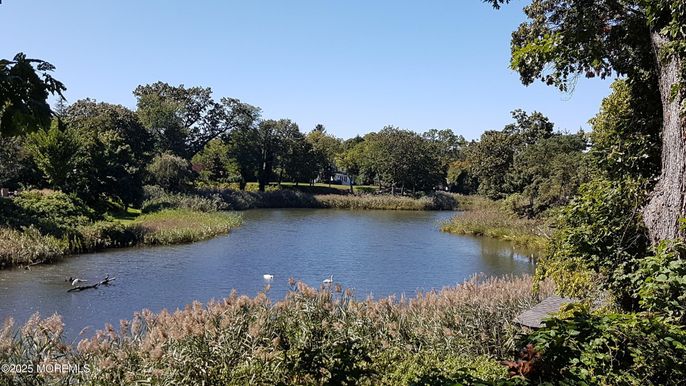 Exterior, Lake