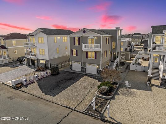 Attached, Exterior, Facade, Rowhouse