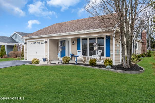 Attached, Exterior, Facade, Cape Cod