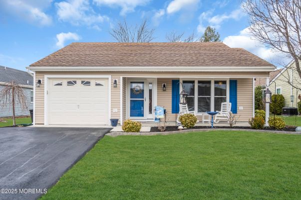 Attached, Exterior, Facade, Cape Cod