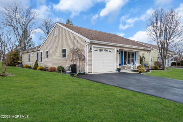 Attached, Exterior, Facade, Ranch