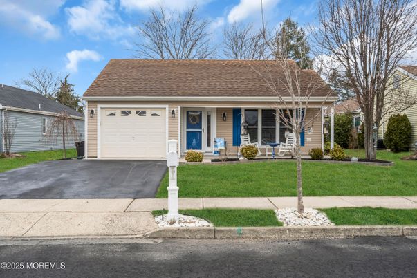 Attached, Exterior, Facade, Cape Cod