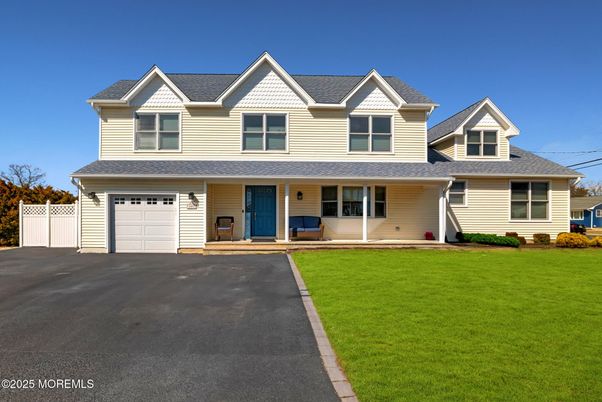 Attached, Exterior, Facade, Farmhouse