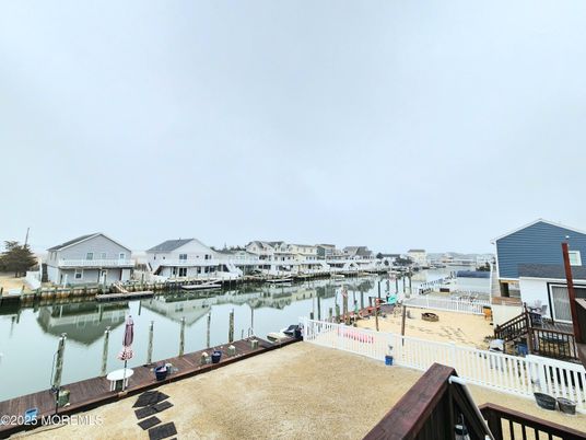 Exterior, Lake