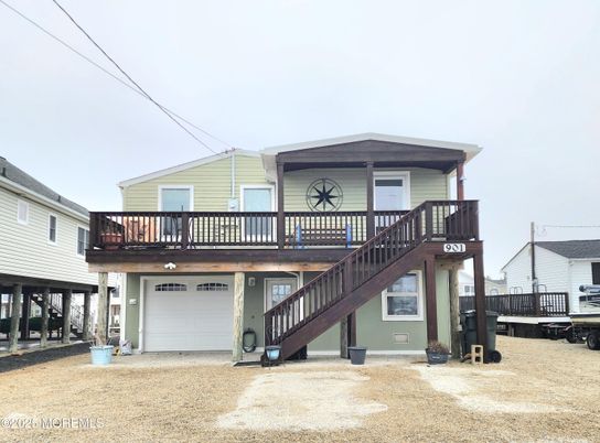Attached, Exterior, Facade, None