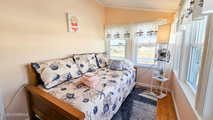 Bedroom, Interior, Washer, Wood Texture Flooring
