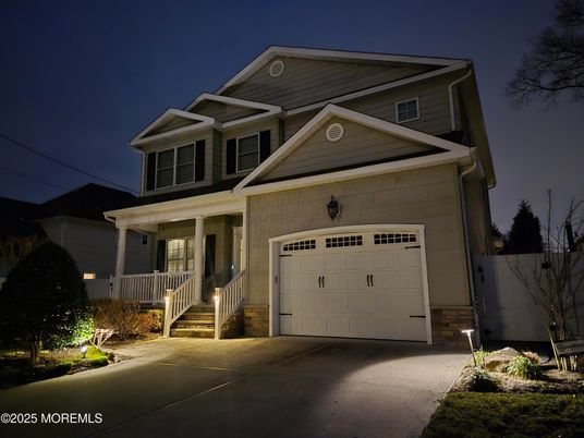 Attached, Exterior, Facade, American Craftsman