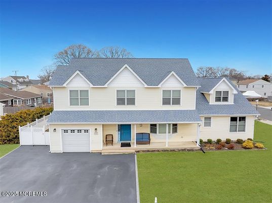 Attached, Exterior, Facade, Farmhouse