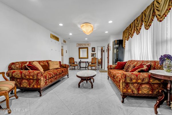Chandelier, Interior, Living room, Marble, Recessed Lighting