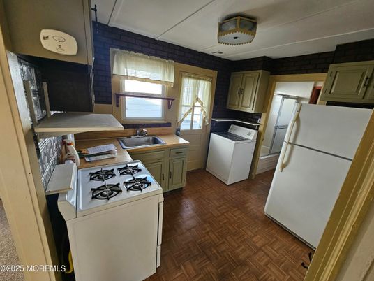 Interior, Kitchen, Washer, Wood Texture Flooring