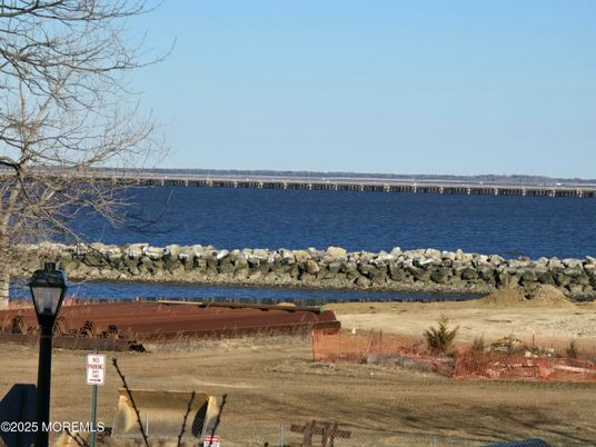 Exterior, Lake