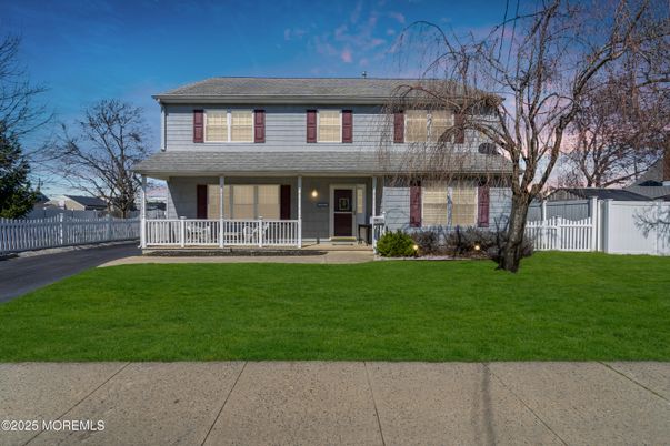 Exterior, Facade, American Foursquare