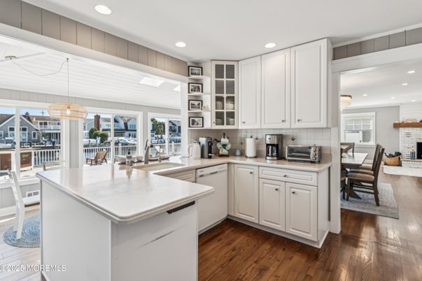Chandelier, Dining room, Interior, Kitchen, Pendant Lights, Recessed Lighting, Stainless Steel Appliances, Wood Texture Flooring