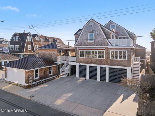 Exterior, Facade, Brick Facade, Queen Anne Victorian